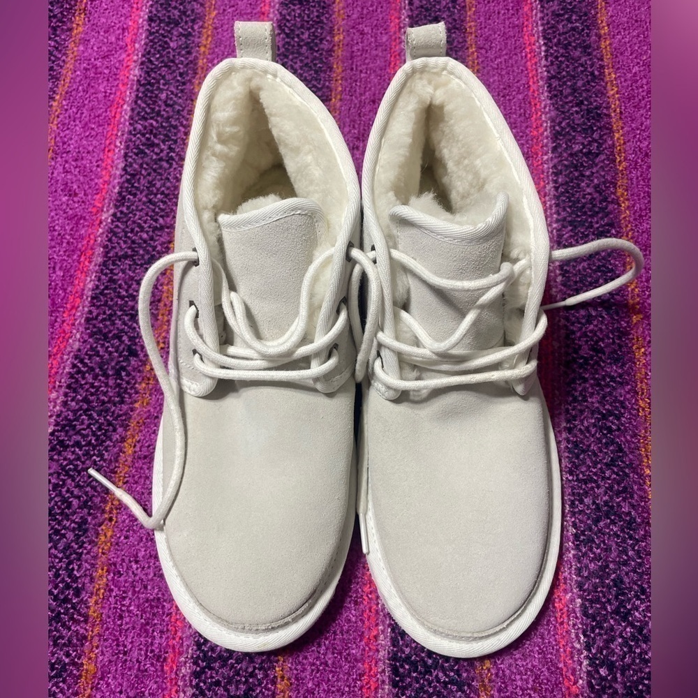 NWOB White/Gray Neumel Uggs, Men's size 10 S/N 3236